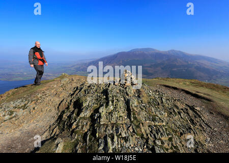 Wanderer auf dem Gipfel des Barf fiel, Bassenthwaite Lake, Keswick, Lake District National Park, Cumbria, England, Großbritannien Stockfoto