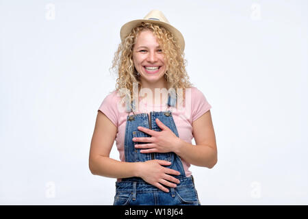 Freundin mit lockigem Haar vor Lachen, laut freudig lächelnd Stockfoto