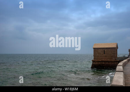 Mauer des Schlosses von San Sebastian in der Provinz Cadiz, Spanien Stockfoto