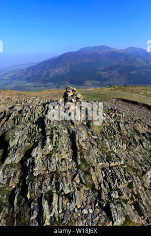 Gipfel Cairn auf Barf fiel, Bassenthwaite Lake, Keswick, Lake District National Park, Cumbria, England, Großbritannien Stockfoto