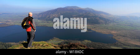 Wanderer auf dem Gipfel des Barf fiel, Bassenthwaite Lake, Keswick, Lake District National Park, Cumbria, England, Großbritannien Stockfoto