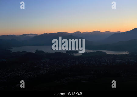 Sonnenuntergang über Derwentwater See, Keswick, Lake District National Park, Cumbria, England, Großbritannien Stockfoto