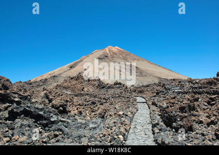 Der Pico del Teide ist mit 3718 m die höchste Erhebung auf der Kanarischen Insel Teneriffa und den höchsten Berg Spaniens. Stockfoto