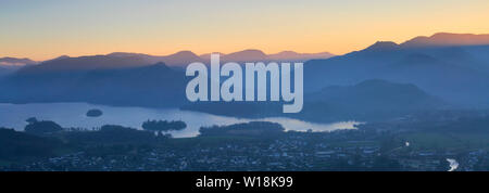 Sonnenuntergang über Derwentwater See, Keswick, Lake District National Park, Cumbria, England, Großbritannien Stockfoto