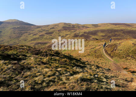 Wanderer auf dem Gipfel des Barf fiel, Bassenthwaite Lake, Keswick, Lake District National Park, Cumbria, England, Großbritannien Stockfoto