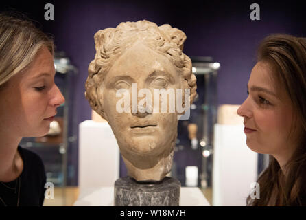 Bonhams, London, UK. 1. Juli 2019. Römischen Kopf des Apollo auf Anzeige im Antiquitäten verkauf Vorschau, Schätzung, £ 25,000-30,000. Credit: Malcolm Park/Alamy Leben Nachrichten. Stockfoto