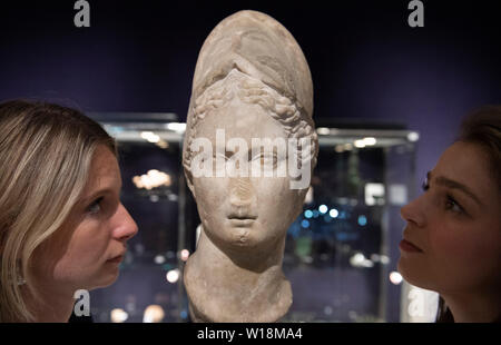 Bonhams, London, UK. 1. Juli 2019. Römischen Kopf der Minerva auf Anzeige im Antiquitäten verkauf Vorschau, Schätzung, £ 40,000-60,000. Credit: Malcolm Park/Alamy Leben Nachrichten. Stockfoto