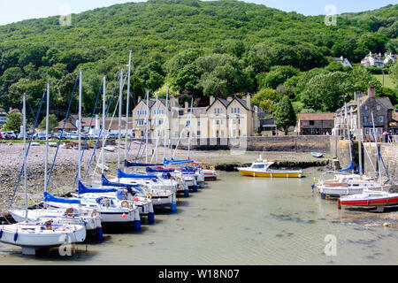 Um Porlock Wehr, einem kleinen Dorf an der Küste North Somerset. Großbritannien einige Boote und Yachten mit dem Anker Hotel im Hintergrund Stockfoto