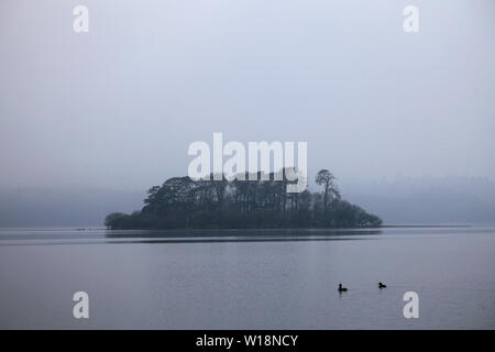 Nebel über Derwentwater See, Keswick, Lake District National Park, Cumbria, England, Großbritannien Stockfoto