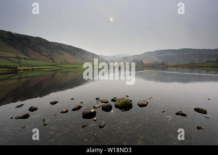 Misty Blick über watendlath Tarn, Keswick, Lake District National Park, Cumbria, England, Großbritannien Stockfoto