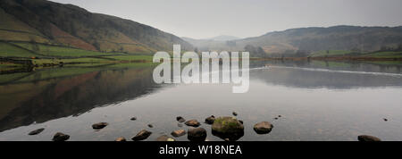 Misty Blick über watendlath Tarn, Keswick, Lake District National Park, Cumbria, England, Großbritannien Stockfoto