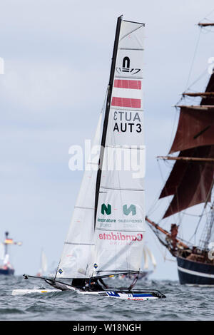 Kiel, Deutschland. 27 Juni, 2019. Thomas Zajac und Barbara Matz aus Österreich (AUT3) sind auf Kurs in der nacra-17-Mix Klasse während eines Rennens während der Kieler Woche auf dem Fjord aus Schilksee. Die Kieler Woche ist das größte Segelveranstaltung der Welt. Fast 500 Athleten wird ab 26.6. auf 325 Boote aus 48 Nationen an den Olympischen Klassen an der Kieler Woche. Credit: Frank Molter/dpa/Alamy leben Nachrichten Stockfoto