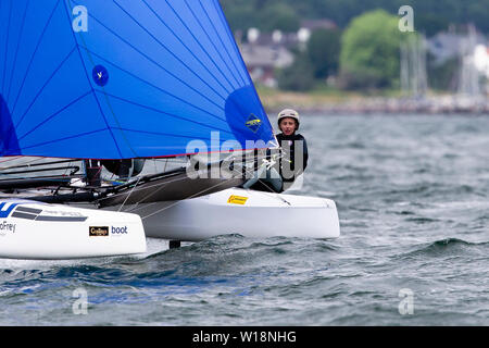 Kiel, Deutschland. 27 Juni, 2019. Thomas Zajac und Barbara Matz aus Österreich (AUT3) sind auf Kurs in der nacra-17-Mix Klasse während eines Rennens während der Kieler Woche auf dem Fjord aus Schilksee. Die Kieler Woche ist das größte Segelveranstaltung der Welt. Fast 500 Athleten wird ab 26.6. auf 325 Boote aus 48 Nationen an den Olympischen Klassen an der Kieler Woche. Credit: Frank Molter/dpa/Alamy leben Nachrichten Stockfoto