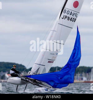 Kiel, Deutschland. 27 Juni, 2019. Wakako Kajimoto und Takaaki Kawata sind auf Kurs in der nacra-17-Mix Klasse während eines Rennens während der Kieler Woche auf dem Fjord aus Schilksee. Die Kieler Woche ist das größte Segelveranstaltung der Welt. Fast 500 Athleten wird ab 26.6. auf 325 Boote aus 48 Nationen an den Olympischen Klassen an der Kieler Woche. Credit: Frank Molter/dpa/Alamy leben Nachrichten Stockfoto