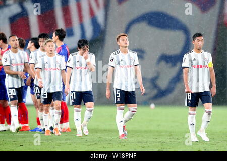 Marinos Spieler suchen nach dem verlorenen 2019 J 1 League Spiel zwischen dem FC Tokyo 4-2 Yokohama F Marinos an Ajinomoto Stadion in Tokio, Japan, am 29. Juni 2019 niedergeschlagen. Quelle: LBA/Alamy leben Nachrichten Stockfoto