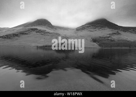 Nebel Blick über Buttermere, Nationalpark Lake District, Cumbria, England, Großbritannien Stockfoto