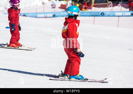 Die zentralen Pyrenäen in Pont Espagne. Jungen lernen auf der Anfänger Piste Ski zu fahren. Keine Sticks. Stockfoto