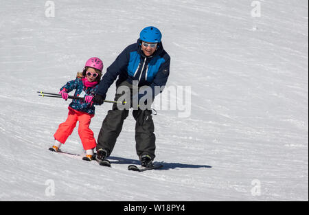 Frankreich. Pont-l'Espagne. Vater Lehre, seine Tochter zu Ski Stockfoto