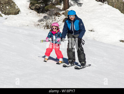 Frankreich. Pont-l'Espagne. Vater Lehre, seine Tochter zu Ski Stockfoto