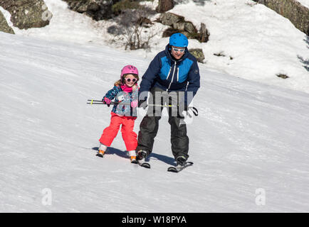 Frankreich. Pont-l'Espagne. Vater Lehre, seine Tochter zu Ski Stockfoto