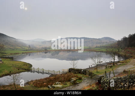 Misty Blick über watendlath Tarn, Keswick, Lake District National Park, Cumbria, England, Großbritannien Stockfoto
