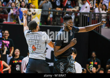 NBA-Stars Stephen Curry, Links, der Golden State Warriors, und Mohamed Bamba der Orlando Magic, an der 2019 unter Rüstung Basketball Asien Tour in Shanghai, China, 29. Juni 2019. Stockfoto