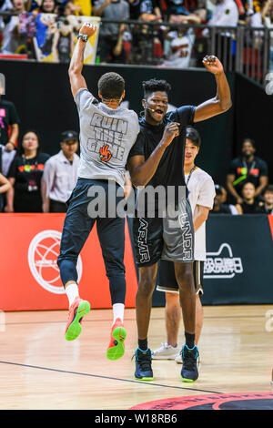 NBA-Stars Stephen Curry, Links, der Golden State Warriors, und Mohamed Bamba der Orlando Magic, an der 2019 unter Rüstung Basketball Asien Tour in Shanghai, China, 29. Juni 2019. Stockfoto