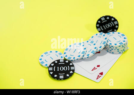 Karten und Chips auf Grün und Gelb casino Tisch. Abstrakte Kasino, das Foto. Stockfoto