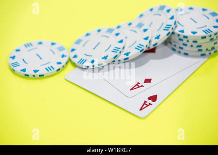 Karten und Chips auf Grün und Gelb casino Tisch. Abstrakte Kasino, das Foto. Stockfoto