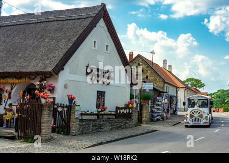 Tihany, Ungarn - 06.10.2019: Folkloristische alte Häuser Souvenir shop in Tihany mit der kleinen Stadt Zug am nördlichen Ufer des Plattensees Stockfoto