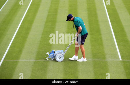 Boden Personal Paint die Linien an der Außenseite Gerichte vor dem ersten Tag der Wimbledon Championships in der All England Lawn Tennis und Croquet Club, Wimbledon. Stockfoto