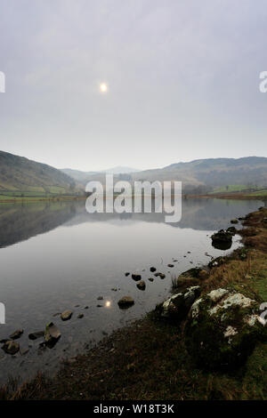 Misty Blick über watendlath Tarn, Keswick, Lake District National Park, Cumbria, England, Großbritannien Stockfoto