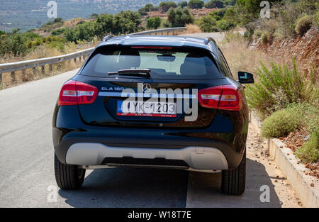 Kreta, Griechenland. Juni 2019. Eine schwarze Mecedes Benz GLA 180 stationär auf einem kretischen Road in der Nähe von Malia. Stockfoto