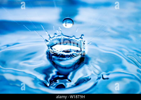 Der runden transparenten Tropfen Wasser, fällt nach unten. Selektive konzentrieren. Horizontale. Stockfoto