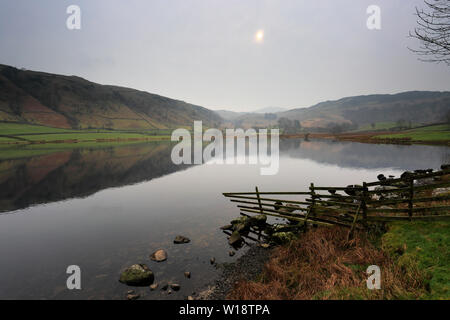 Misty Blick über watendlath Tarn, Keswick, Lake District National Park, Cumbria, England, Großbritannien Stockfoto