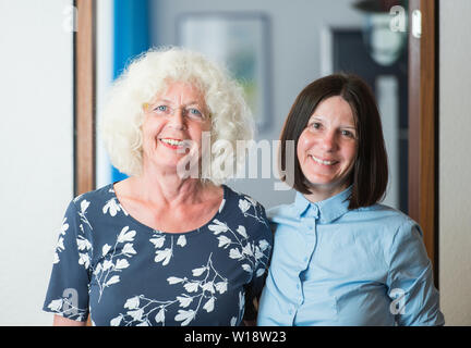 24. Juni 2019, Hessen, Frankfurt/Main: Martina Voß (r) und Christiane Kunz, Allgemeinärzte, sind in ihrer Praxis. Hessische Hausärzte erproben neue Wege, um Menschen mit Depressionen und Angststörungen zu helfen. Eine Pilotaktion "PREMA wird in der ersten Hälfte des Jahres starten. Die Praxis der beiden Ärzte ist einer der ersten an dem Projekt zu beteiligen. Foto: Andreas Arnold/dpa Stockfoto