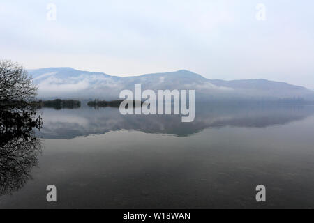 Nebel über Derwentwater See, Keswick, Lake District National Park, Cumbria, England, Großbritannien Stockfoto