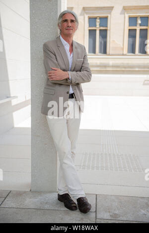 01 Juli 2019, Berlin: Alexander Schwarz, Chief Designer, steht vor der James Simon Galerie. Die neue Rezeption der Museumsinsel wird am 12. Juli in Anwesenheit von Bundeskanzlerin Angela Merkel eröffnet. Foto: Lisa Ducret/dpa Stockfoto