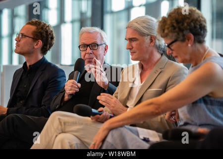 01 Juli 2019, Berlin: Christoph Rauhut (L-R), Berlin, Kurator, David Chipperfield, Architekt, Alexander Schwarz, Chief Designer, und Gabi Dolff-Bonekämper, Kunsthistorikerin, sitzen an der Pressekonferenz zur Vorstellung des James Simon Galerie. Die neue Rezeption der Museumsinsel wird am 12. Juli in Anwesenheit von Bundeskanzlerin Angela Merkel eröffnet. Foto: Lisa Ducret/dpa Stockfoto