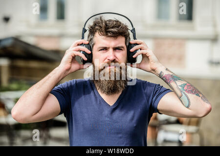 Im online. Soul Musik. Reifen Hipster mit Bart. Seine Lieblingsmusik. Zeit hört mit schöner Musik. Bärtiger Mann. brutale kaukasischen Hipster mit Schnurrbart. Junge und brutal. Stockfoto
