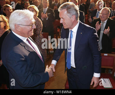 01 Juli 2019, Berlin: Bundespräsident Dr. Frank-Walter Steinmeier (SPD) und der ehemalige Bundespräsident Christian Wulff (CDU) begrüßen Einander vor Beginn der Feier des 70. Jahrestages der dpa. Die Deutsche Presseagentur DPA wurde am 18. August 1949 in Goslar gegründet und ist eine unabhängige Agentur Journalismus für 70 Jahre gestanden. Foto: Kay Nietfeld/dpa Stockfoto
