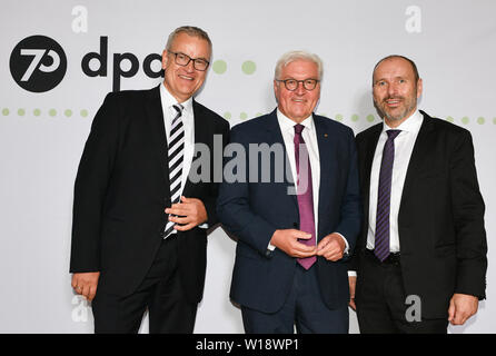 01 Juli 2019, Berlin: Der Vorsitzende des dpa-Aufsichtsrates, David Brandstätter, Bundespräsident Dr. Frank-Walter Steinmeier (SPD) und dpa-Geschäftsführer Peter Kropsch (L-R) vor dem Beginn der Zeremonie anlässlich des 70. Jahrestages der dpa. Die Deutsche Presseagentur DPA wurde am 18. August 1949 in Goslar gegründet und ist eine unabhängige Agentur Journalismus für 70 Jahre gestanden. Foto: Jens Kalaene/dpa-Zentralbild/dpa Stockfoto