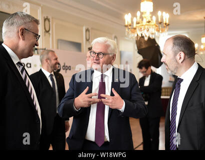 01 Juli 2019, Berlin: Der Vorsitzende des dpa-Aufsichtsrat und Geschäftsführer der Main-Post GmbH, David Brandstätter, Bundespräsident Dr. Frank-Walter Steinmeier (SPD) und dpa-Geschäftsführer Peter Kropsch (L-R) sprechen über 70 Dpas, Jahrestag, bevor die Zeremonie beginnt. Die Deutsche Presseagentur DPA wurde am 18. August 1949 in Goslar gegründet und ist eine unabhängige Agentur Journalismus für 70 Jahre gestanden. Foto: Arne Immanuel Bänsch/dpa Stockfoto