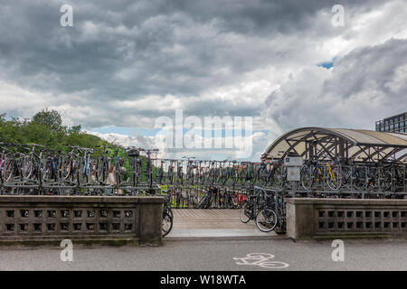 Fahrrad Parken in der Innenstadt von Aarhus, Dänemark Stockfoto