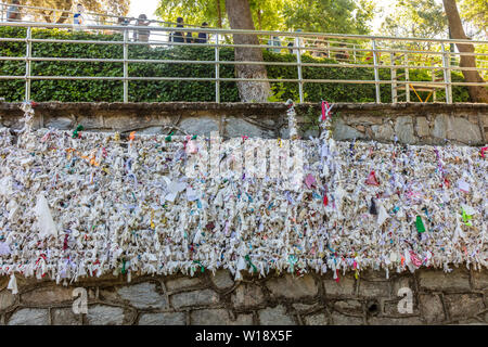 Die Wand, wo die Pilger ihre persönlichen Absichten binden auf Papier oder Gewebe sind im Haus der Jungfrau Maria in Ephesus in der Türkei. Stockfoto