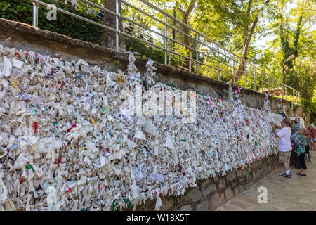 Die Wand, wo die Pilger ihre persönlichen Absichten binden auf Papier oder Gewebe sind im Haus der Jungfrau Maria in Ephesus in der Türkei. Stockfoto