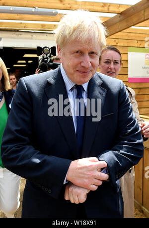 Konservative Partei Führung Kämpfer Boris Johnson bei einem Besuch in Polhill Garten Center in der Nähe von Halstead in Kent. Stockfoto