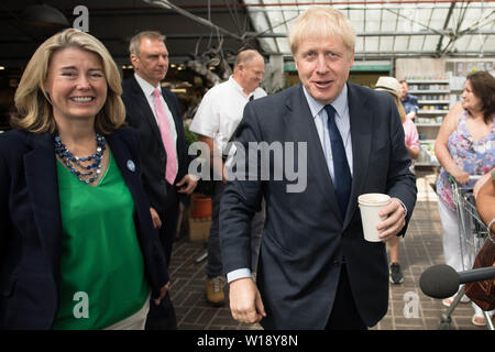 Konservative Partei Führung Kämpfer Boris Johnson trifft den Kunden bei einem Besuch in Polhill Garten Center in der Nähe von Halstead in Kent. Stockfoto