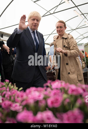 Konservative Partei Führung Kämpfer Boris Johnson trifft den Kunden bei einem Besuch in Polhill Garten Center in der Nähe von Halstead in Kent. Stockfoto