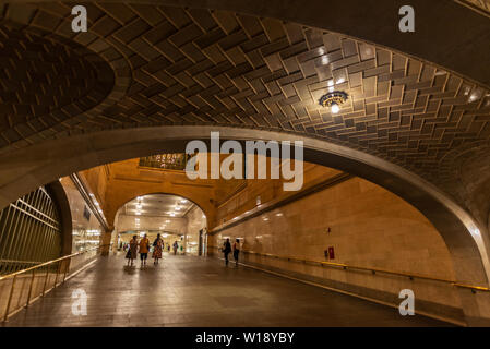 New York City, USA - 1. August 2018: Innenraum des Grand Central Terminal, Commuter Rail Terminal, mit den Menschen um in Midtown Manhattan, Stockfoto